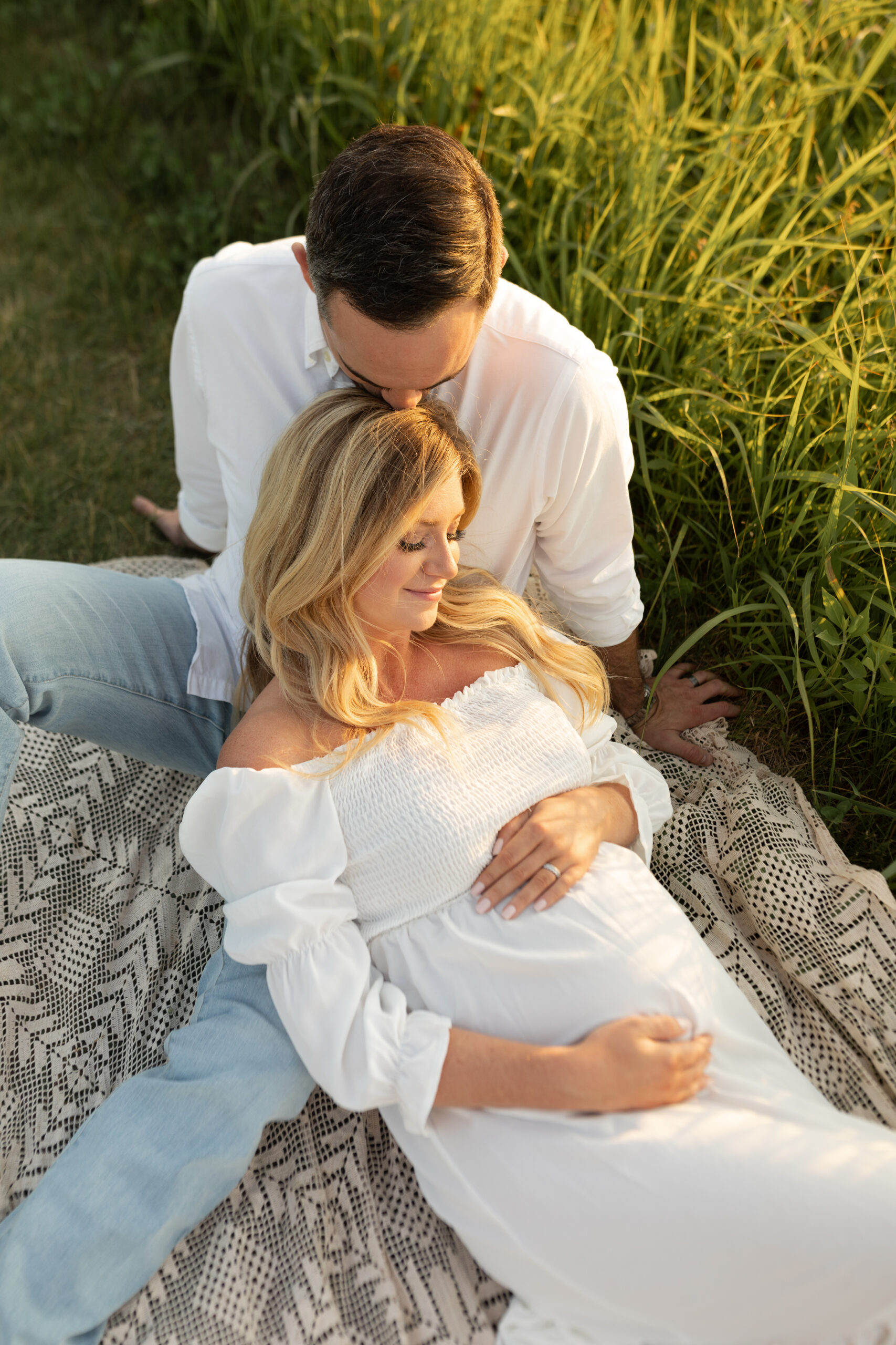 picture of expecting mom in field at Kent Park