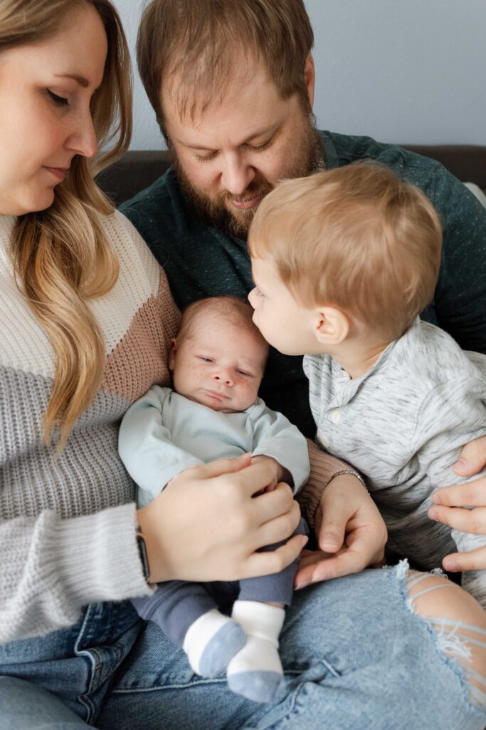 sibling with newborn photos